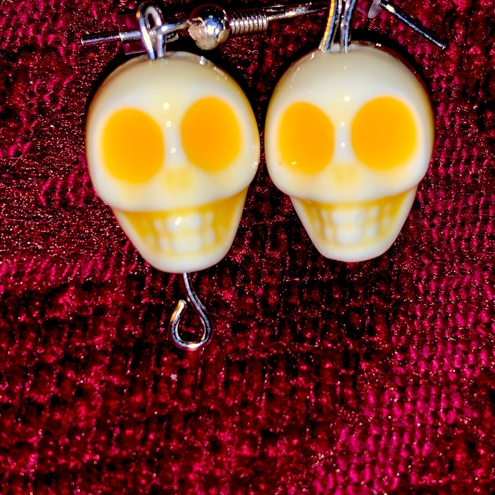 Light yellow skull earrings
